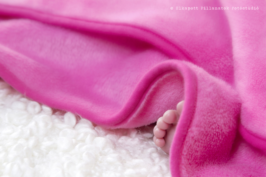 Elkapott Pillanatok Fotóstúdió: újszülött fotózás a 22 napos Zara babával