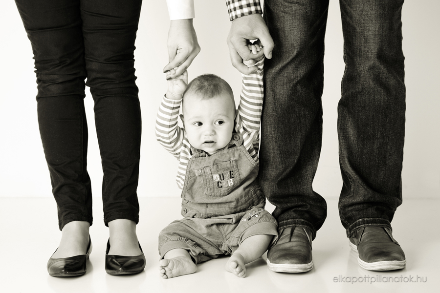 Filip 6 hónapos gyermek: babafotózás Budapesti fotóstúdióban