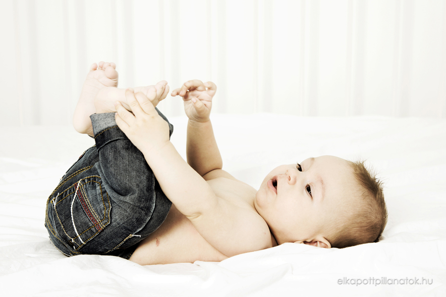 Filip 6 hónapos gyermek: babafotózás Budapesti fotóstúdióban