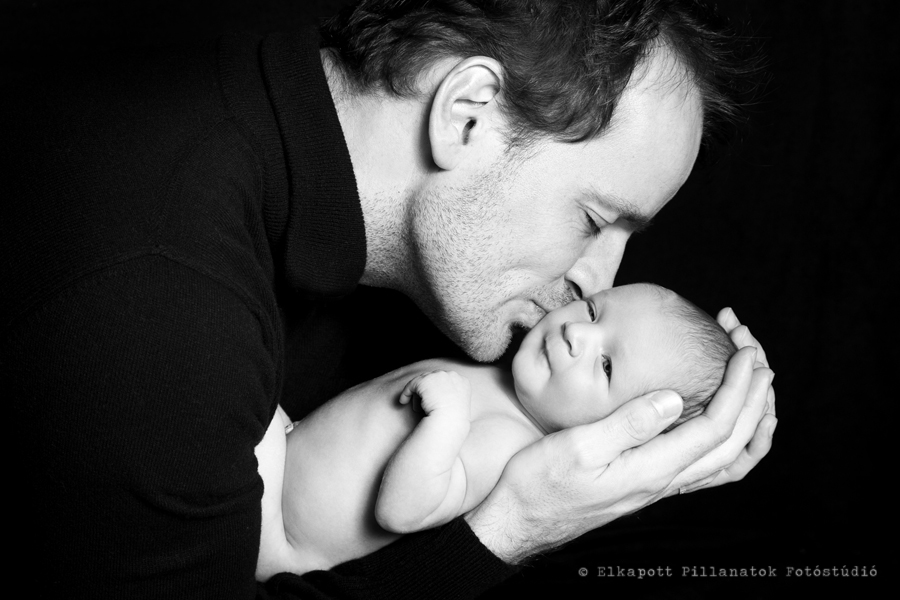 újszülött fotózás Budapesten, a bájus 2 hetes Emilivel. babafotózás a baba otthonában