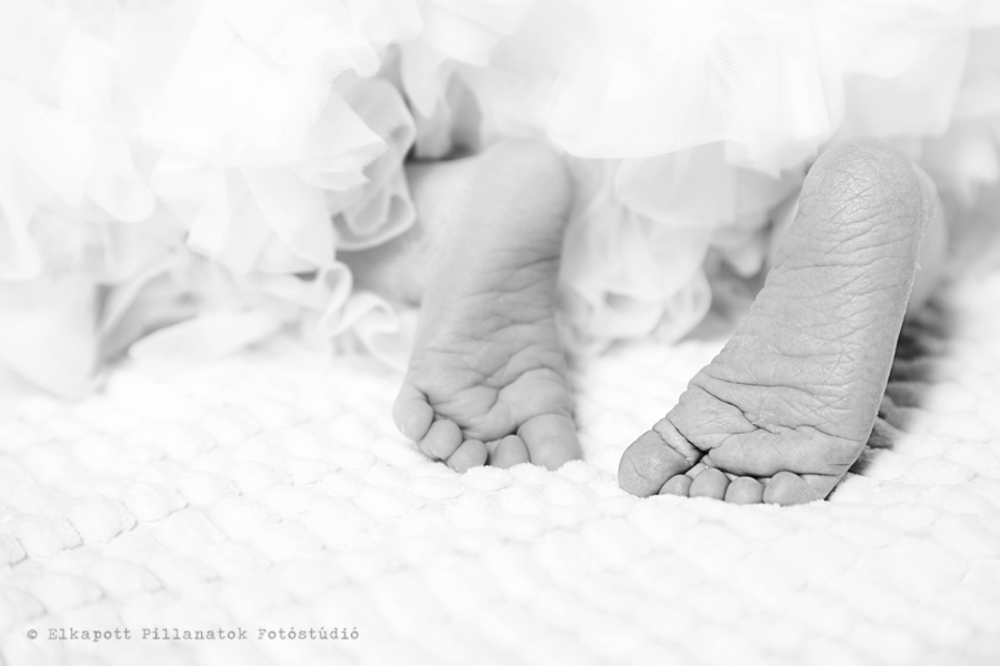 újszülött fotózás Budapesten, a bájus 2 hetes Emilivel. babafotózás a baba otthonában